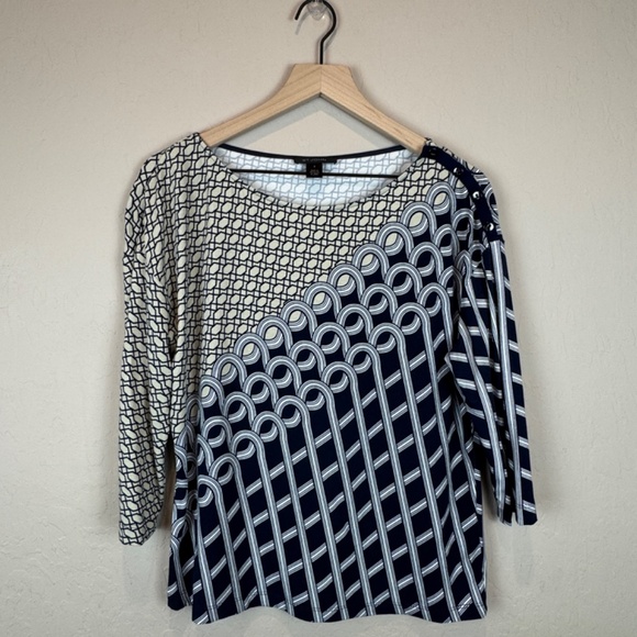 ST. JOHN Geometric Lattice Top with Button Sleeve Detail - Picture 2 of 12